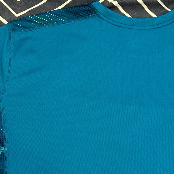 Bundle (4) active wear Old Navi shirts. - Picture 7 of 13